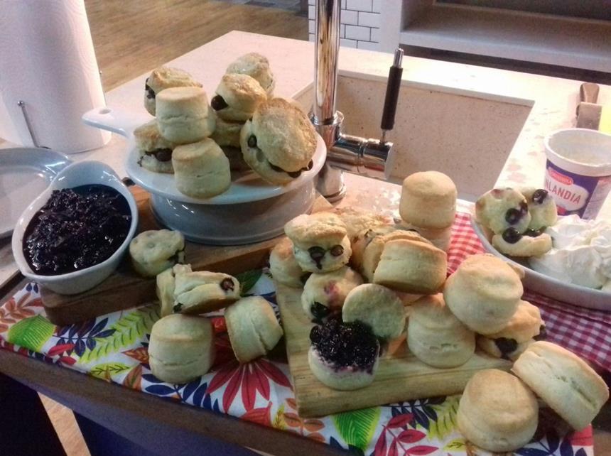 DELICIOSOS SCONS CON MERMELADA DE ARÁNDANOS